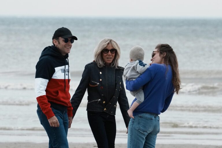 TEmmanuel e Brigitte Macron in spiaggia a Le Touquet