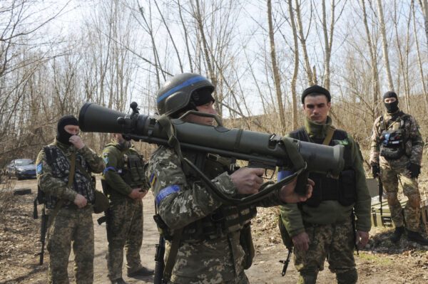 Oltre la metà degli italiani contrari all’invio di armi all’Ucraina. In un mese i favorevoli calati dal 53 al 40%