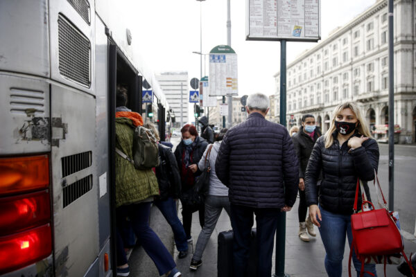 Coronavirus, Passeggeri sugli autobus a stazione Termini