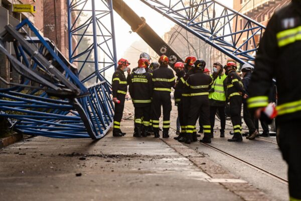 Torino, crollo della gru in via Genova: periti al lavoro nella zona dell'incidente