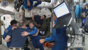 Spazio, Cristoforetti e compagni sulla ISS. Le immagini dell’aggancio della Crew 4 e l’abbraccio fra equipaggi