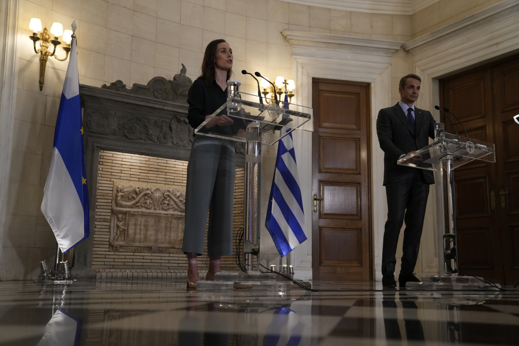 La prima ministra finlandese Sanna Marin in visita ad Atene