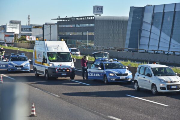 Incidenti stradali: auto si ribalta su A21, morti 11enne e il padre sceso dall’auto per prestare soccorso