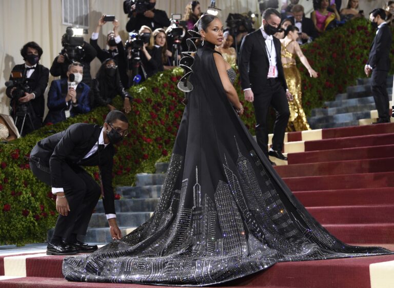 Red carpet dei Met Gala 2022 a New York, una sfilata con l’intero jet set dello showbiz e politica USA