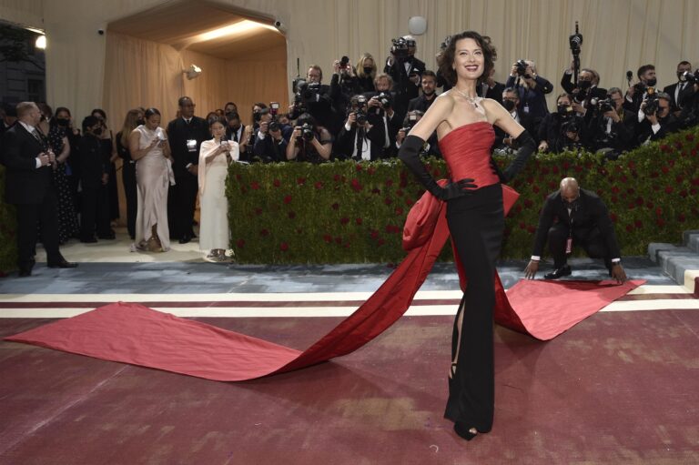 Red carpet dei Met Gala 2022 a New York, una sfilata con l’intero jet set dello showbiz e politica USA