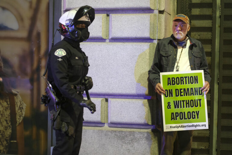 Corte Suprema Usa verso abolizioni diritto all’aborto: proteste in molte città – FOTOGALLERY