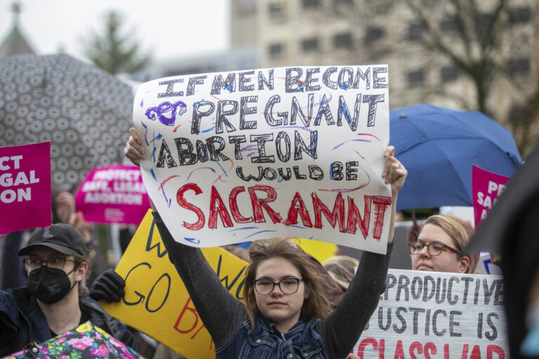 Corte Suprema Usa verso abolizioni diritto all’aborto: proteste in molte città – FOTOGALLERY