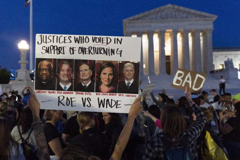 Corte Suprema Usa verso abolizioni diritto all’aborto: proteste in molte città – FOTOGALLERY