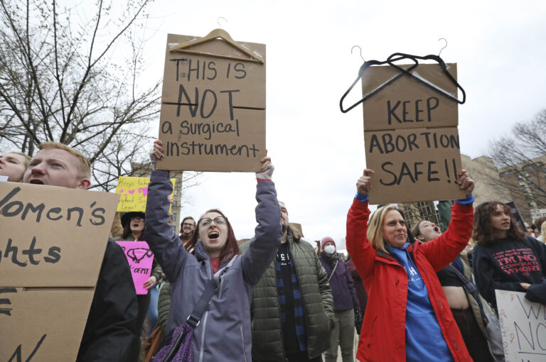 Corte Suprema Usa verso abolizioni diritto all’aborto: proteste in molte città – FOTOGALLERY