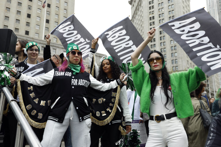 Corte Suprema Usa verso abolizioni diritto all’aborto: proteste in molte città – FOTOGALLERY