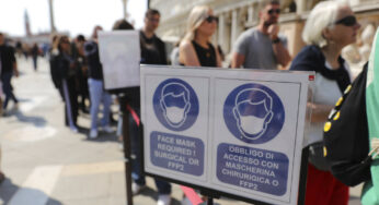 Covid: resta obbligo mascherine a lavoro, calano casi e ricoveri