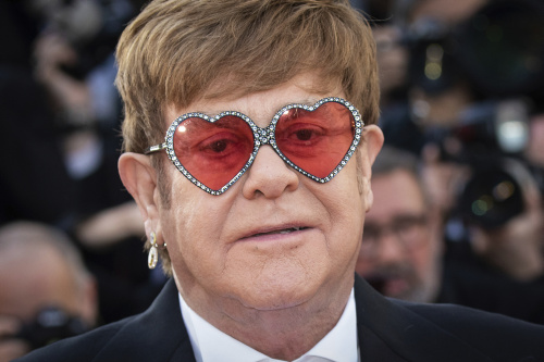 Gli occhiali stravaganti e particolari della stella della musica Elton John