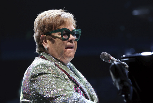 Gli occhiali stravaganti e particolari della stella della musica Elton John