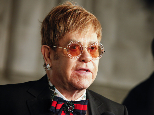 Gli occhiali stravaganti e particolari della stella della musica Elton John