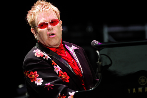 Gli occhiali stravaganti e particolari della stella della musica Elton John