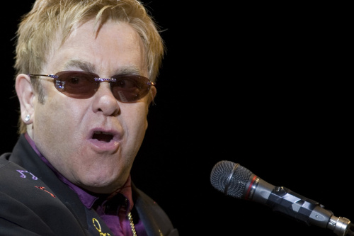 Gli occhiali stravaganti e particolari della stella della musica Elton John