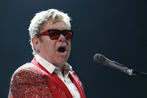 Gli occhiali stravaganti e particolari della stella della musica Elton John