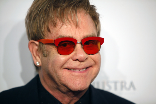 Gli occhiali stravaganti e particolari della stella della musica Elton John