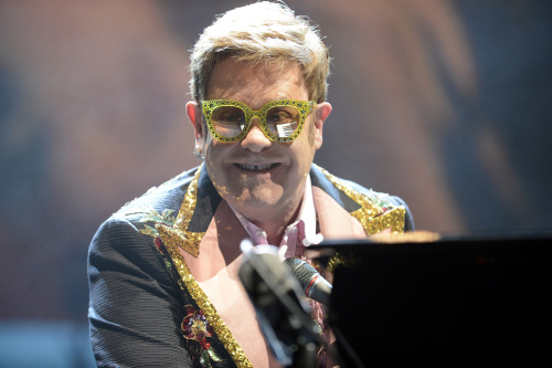 Gli occhiali stravaganti e particolari della stella della musica Elton John