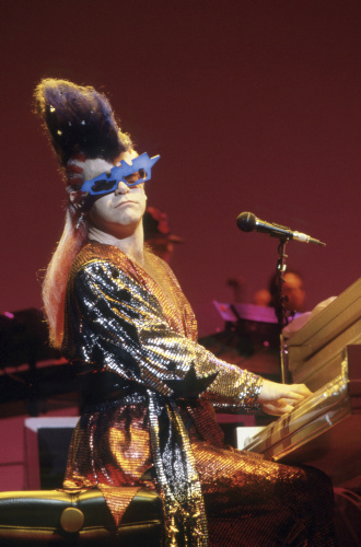 Gli occhiali stravaganti e particolari della stella della musica Elton John