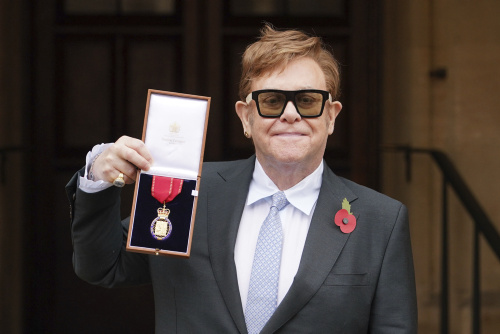 Gli occhiali stravaganti e particolari della stella della musica Elton John