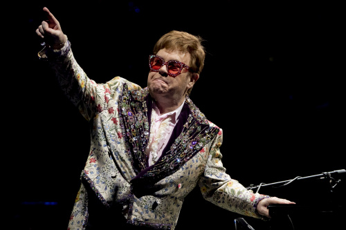 Gli occhiali stravaganti e particolari della stella della musica Elton John