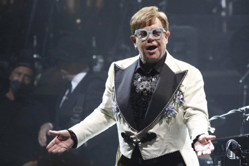 Gli occhiali stravaganti e particolari della stella della musica Elton John