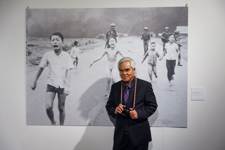 Il fotografo Nick Ut presenta la sua mostra ‘From Hell to Hollywood’, a Milano anche la ‘Napalm Girl’ – Fotogallery