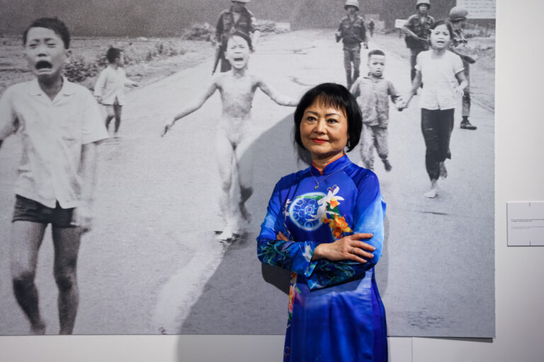 Il fotografo Nick Ut presenta la sua mostra ‘From Hell to Hollywood’, a Milano anche la ‘Napalm Girl’ – Fotogallery