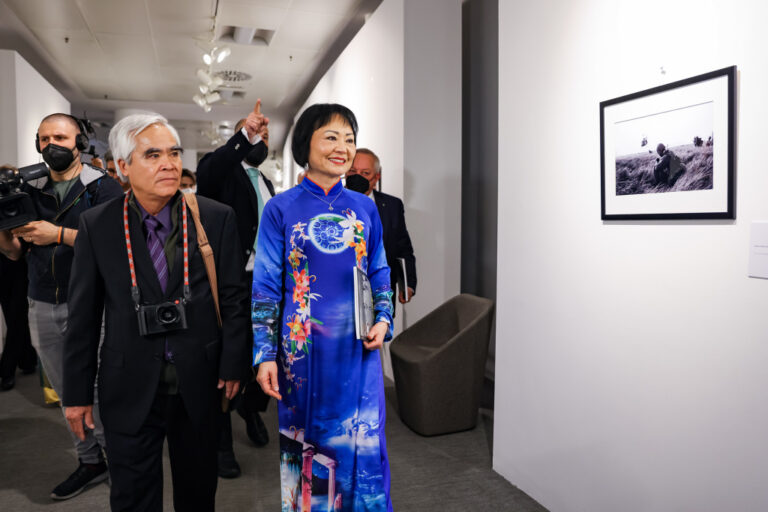 Il fotografo Nick Ut presenta la sua mostra ‘From Hell to Hollywood’, a Milano anche la ‘Napalm Girl’ – Fotogallery