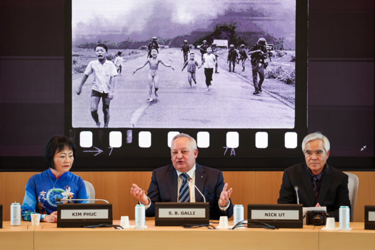 Il fotografo Nick Ut presenta la sua mostra ‘From Hell to Hollywood’, a Milano anche la ‘Napalm Girl’ – Fotogallery