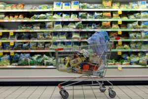 Istat: effetto inflazione sui consumi, a marzo -0,6%, nel carrello -6% cibo