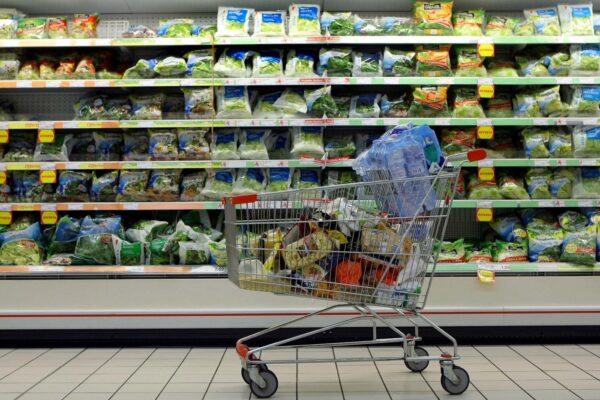 Istat: effetto inflazione sui consumi, a marzo -0,6%, nel carrello -6% cibo