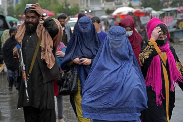 Afghanistan: stretta dei talebani, donne dovranno indossare burqa in pubblico