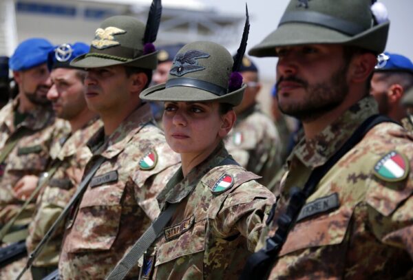 Giornata Alpini: Mattarella firma legge ma avverte, serve ricorrenza unica Forze armate