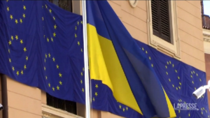 La bandiera dell’Unione Europea avvolge l’ambasciata ucraina a Roma