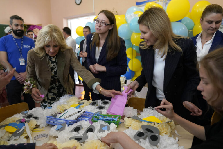 L’incontro tra Jill Biden e Olena Zelenska in Ucraina – FOTOGALLERY