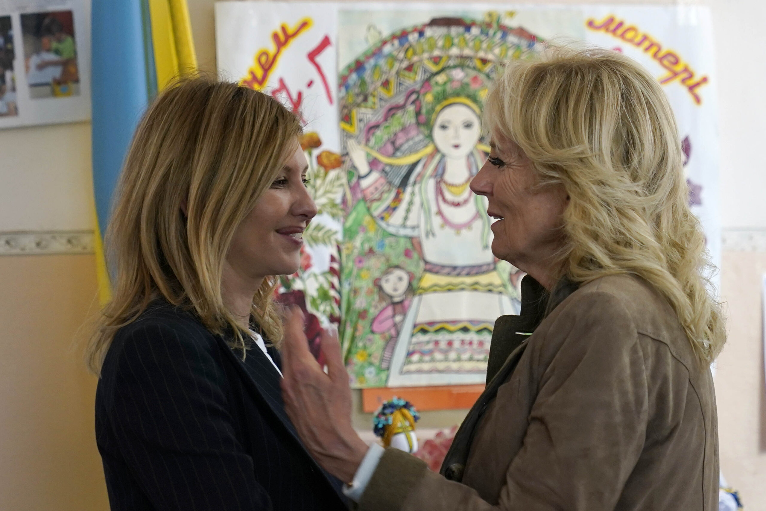 L’incontro tra Jill Biden e Olena Zelenska in Ucraina – FOTOGALLERY