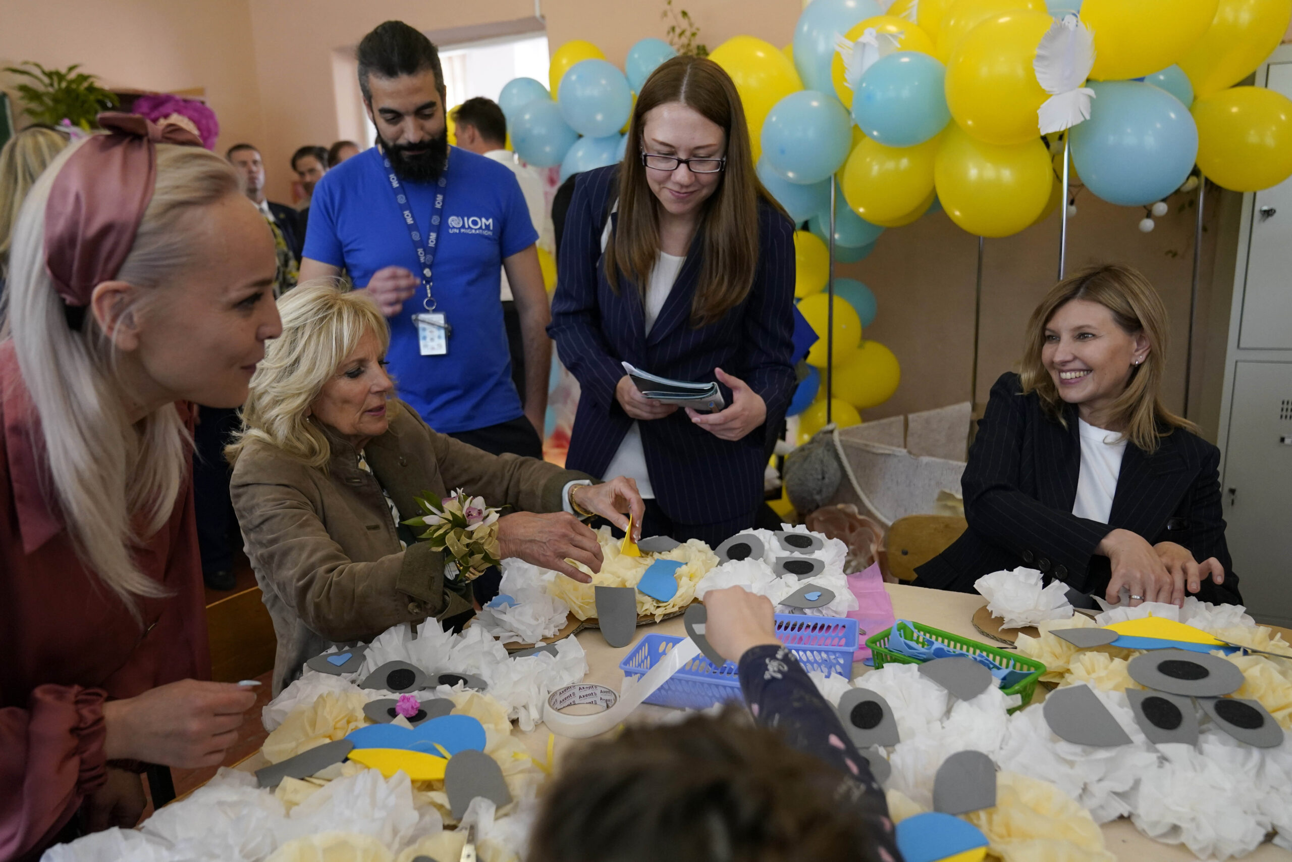 L’incontro tra Jill Biden e Olena Zelenska in Ucraina – FOTOGALLERY