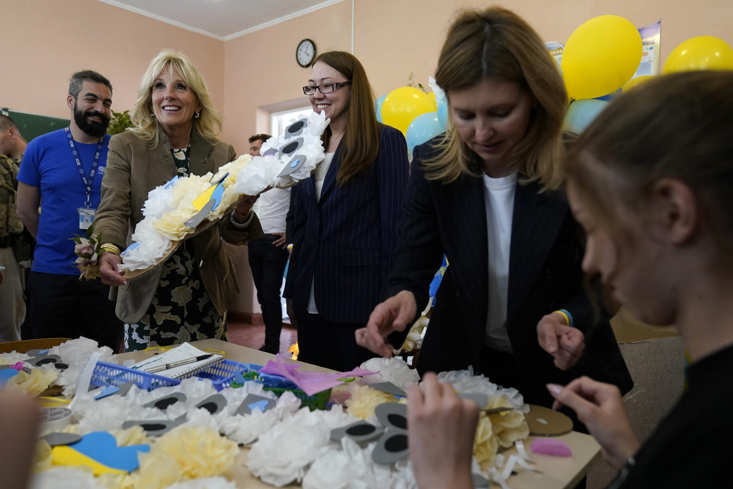 L’incontro tra Jill Biden e Olena Zelenska in Ucraina – FOTOGALLERY