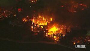 California, maxi incendio distrugge abitazioni di lusso sulla costa