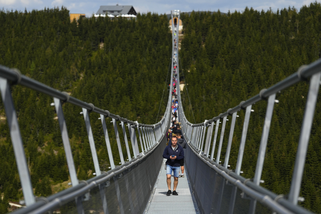 Ponte pedonale sospeso piu lungo del mondo in una località di montagna a Dolni Morava