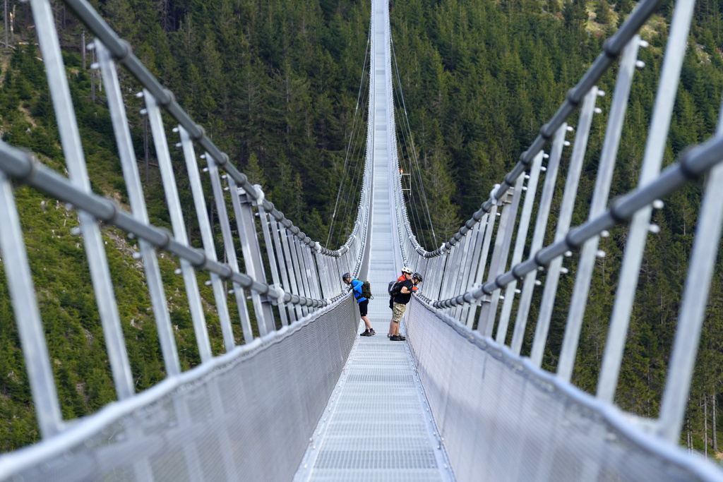 Ponte pedonale sospeso piu lungo del mondo in una località di montagna a Dolni Morava