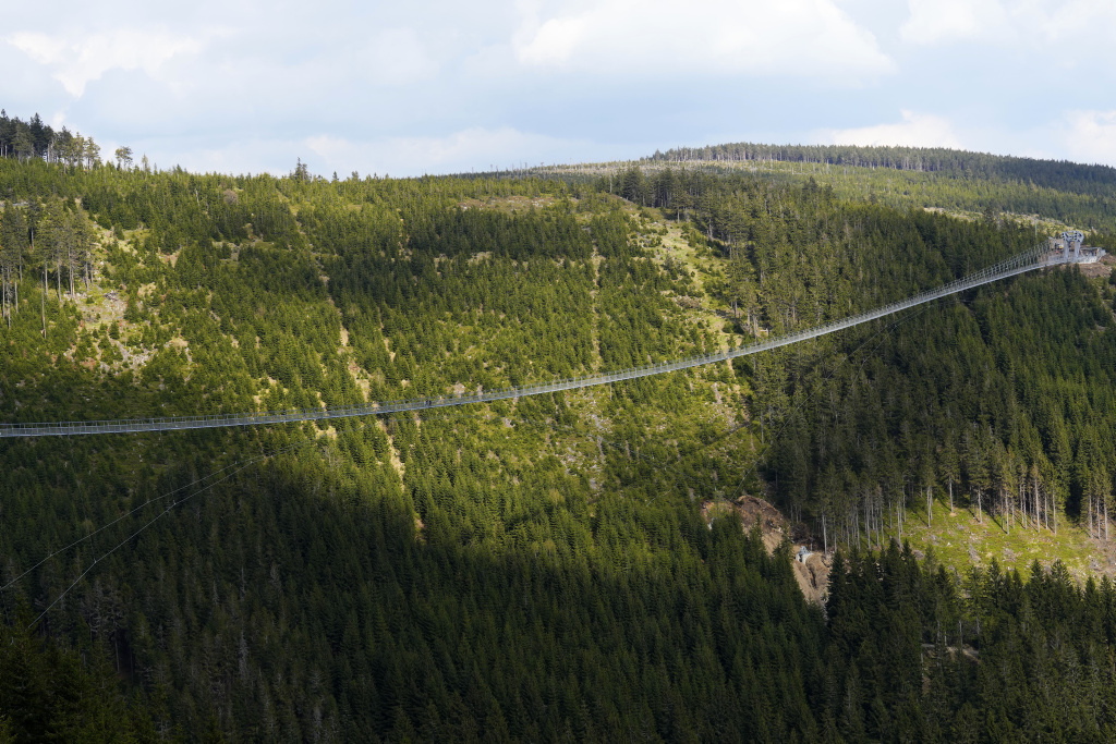 Ponte pedonale sospeso piu lungo del mondo in una località di montagna a Dolni Morava