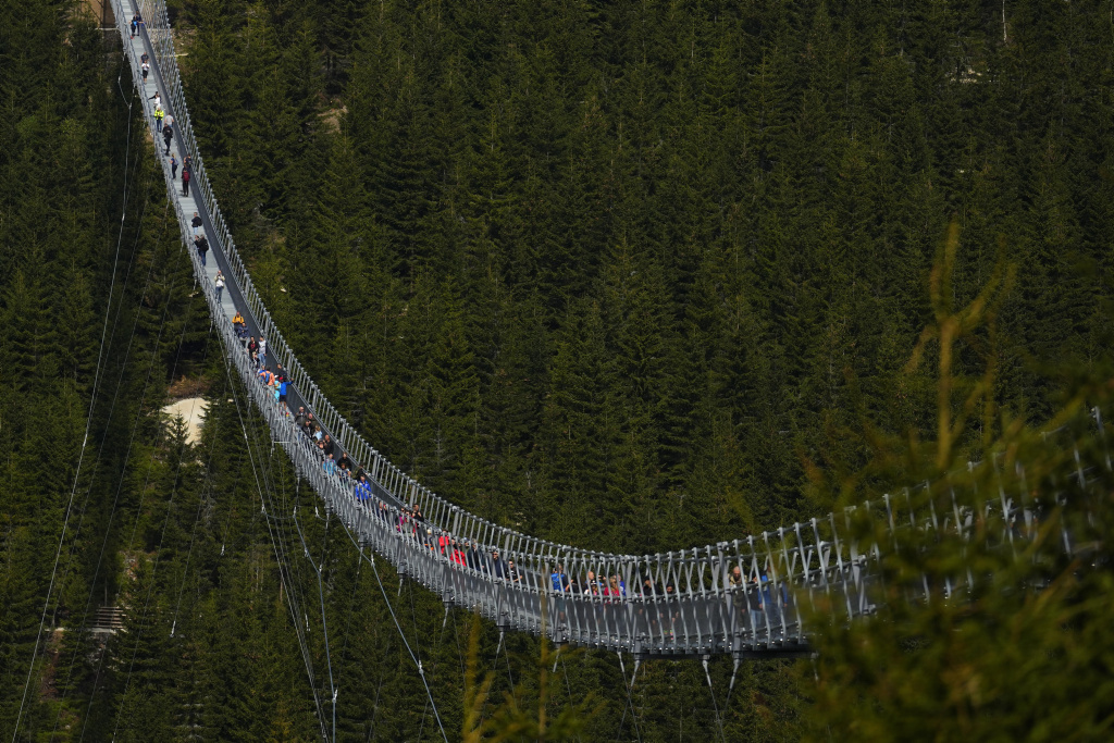 Ponte pedonale sospeso piu lungo del mondo in una località di montagna a Dolni Morava