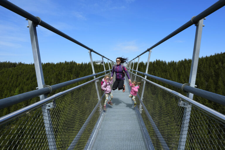 Ponte pedonale sospeso piu lungo del mondo in una località di montagna a Dolni Morava