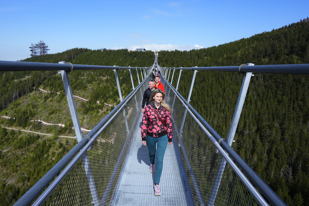 Ponte pedonale sospeso piu lungo del mondo in una località di montagna a Dolni Morava