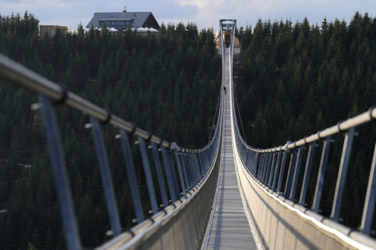 Ponte pedonale sospeso piu lungo del mondo in una località di montagna a Dolni Morava