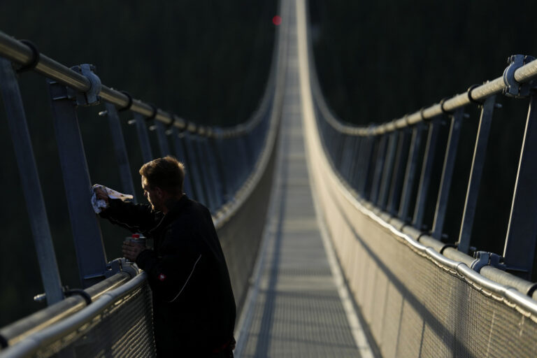 Ponte pedonale sospeso piu lungo del mondo in una località di montagna a Dolni Morava