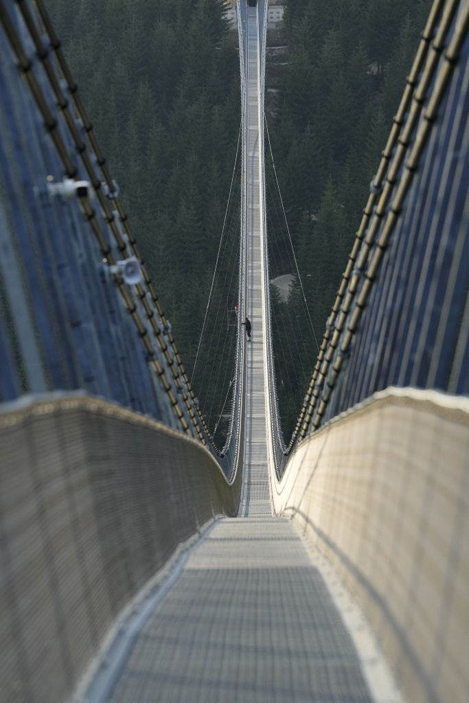 Ponte pedonale sospeso piu lungo del mondo in una località di montagna a Dolni Morava